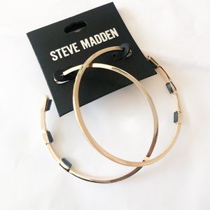 Steve Madden Gold tone hoop earring. NWT